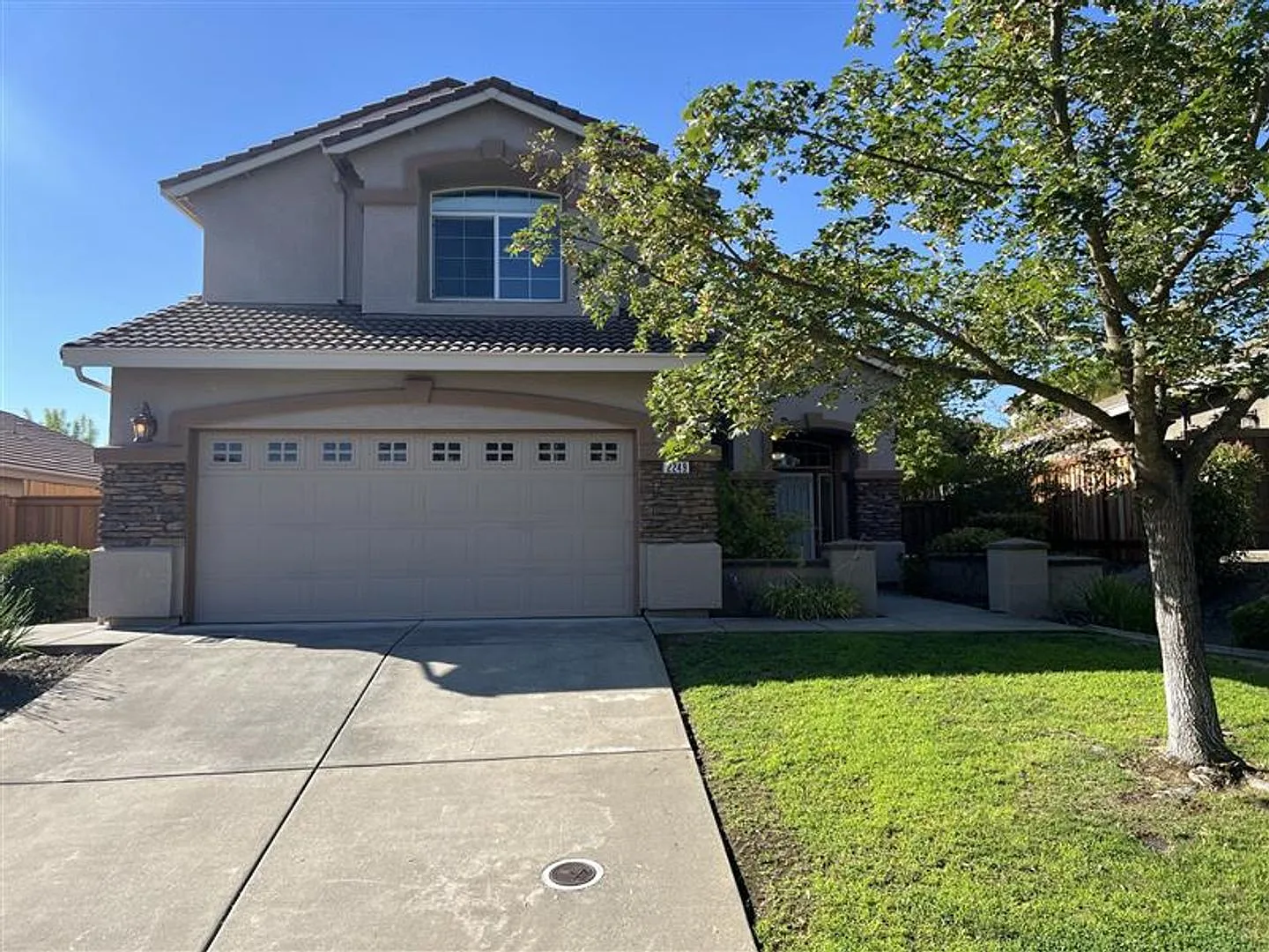 Spacious Home Near Schools, Shopping, Dining, And Freeway Access — Photo 2