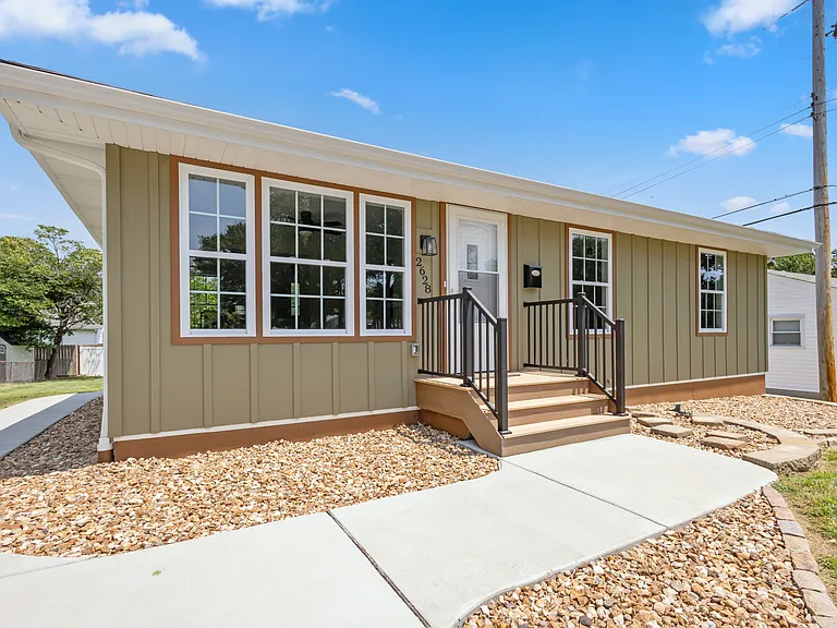 2628 Linden Pl — Photo 2