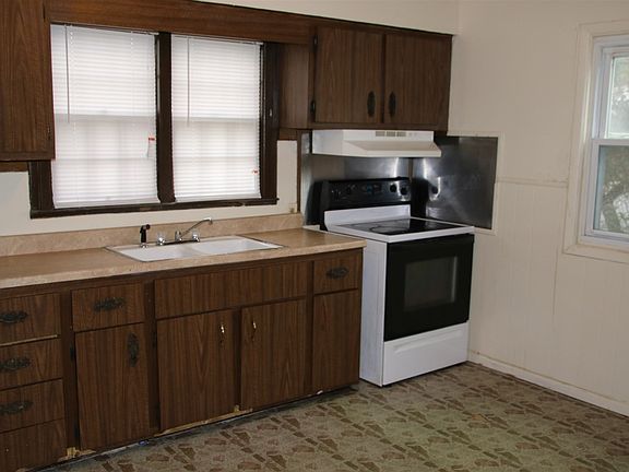 4th image of 802 S Camden St