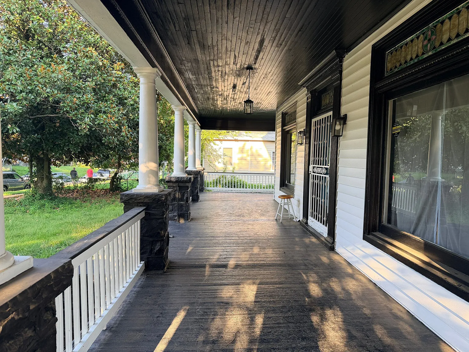 Renovated 3BR Apartment with Private Balcony — Photo 4