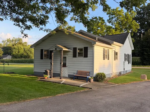1638 2nd St, Galien, MI 49113