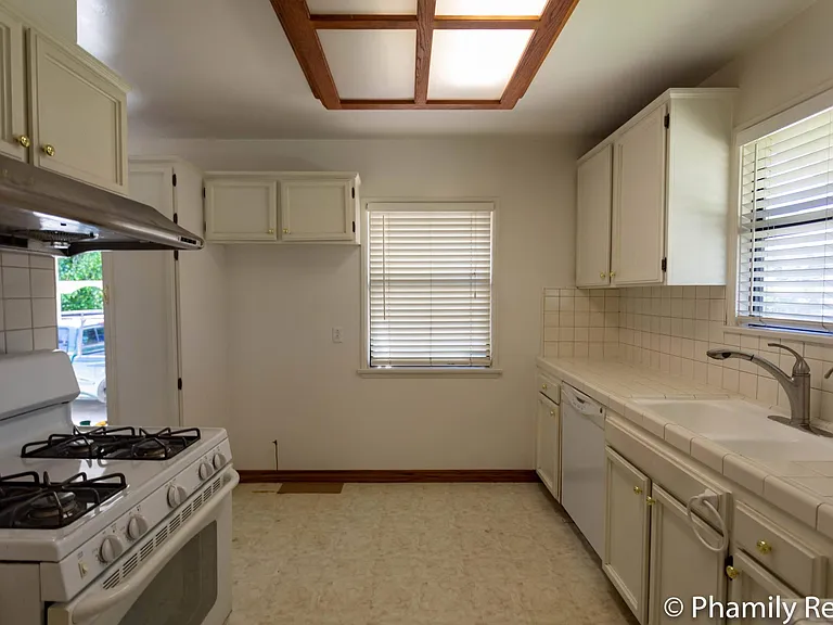 3238 Hempstead Ave — Photo 13