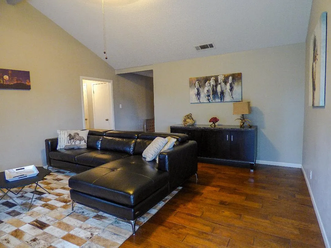 1102 Echo Ln — Photo 4