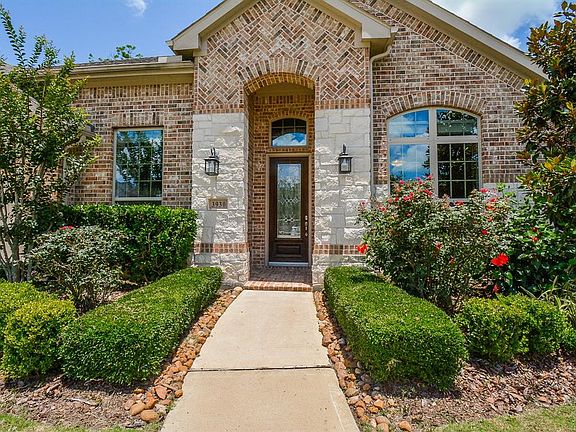It's time to pack to this beautiful Highland Home at the sought after community of Riverstone!