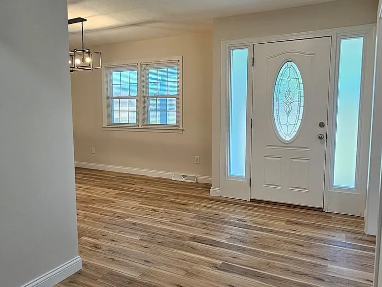 395 W Crocus Dr — Photo 2