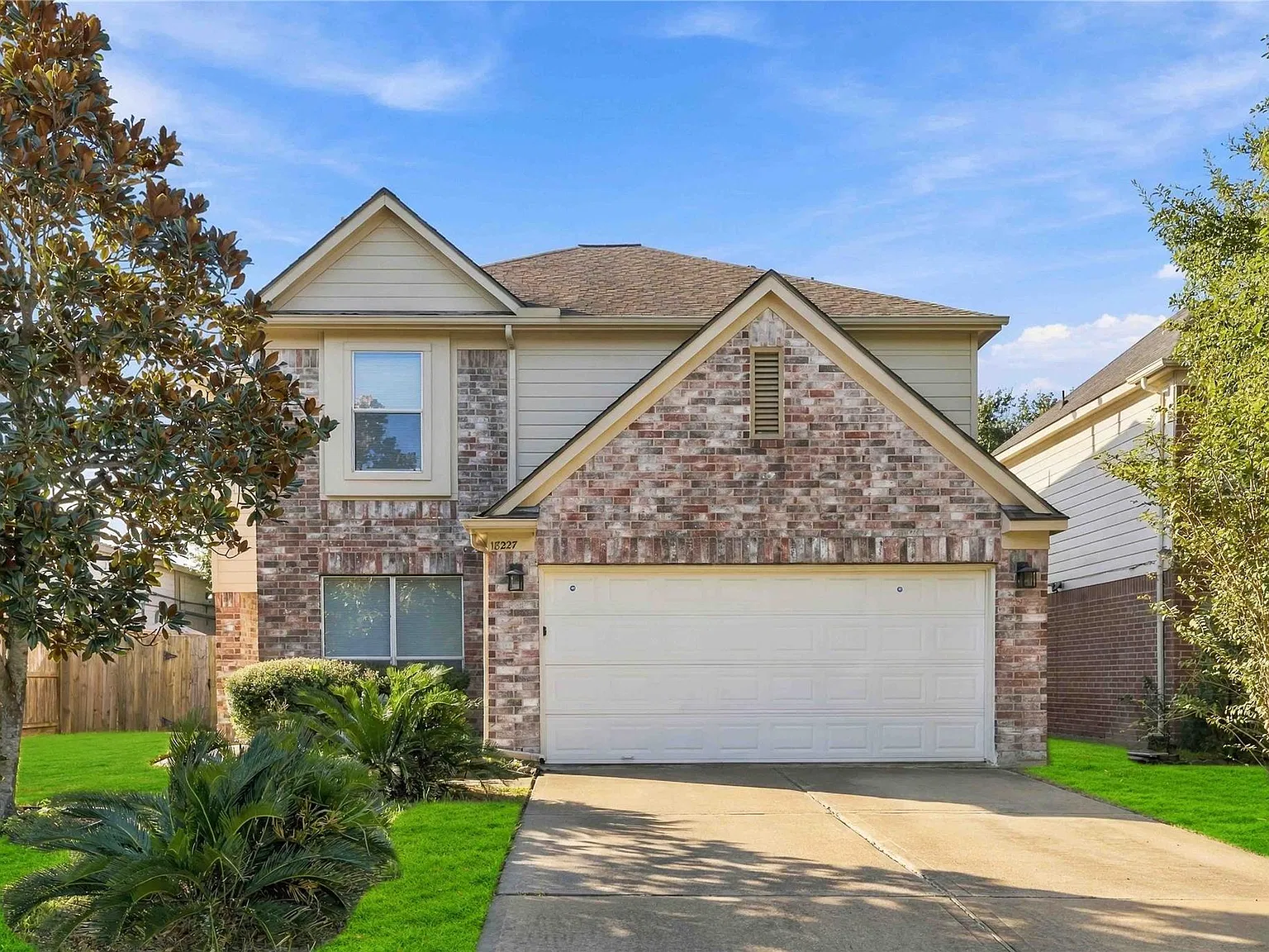 5 bed, 2.5 bath, 2690 sqft, $2,400 — Photo 2