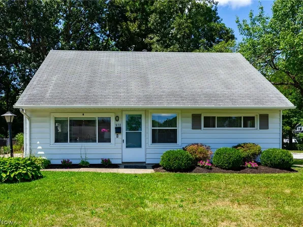572 Woodmere Dr, Berea, OH 44017