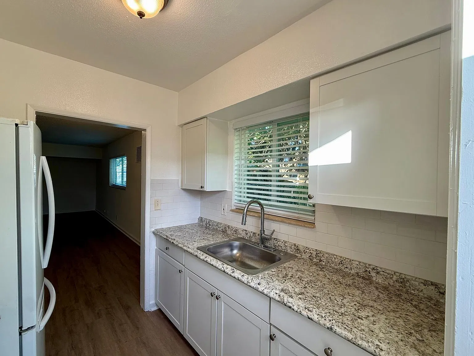 3 bed, 1.0 bath, 1010 sqft, $2,200 — Photo 3