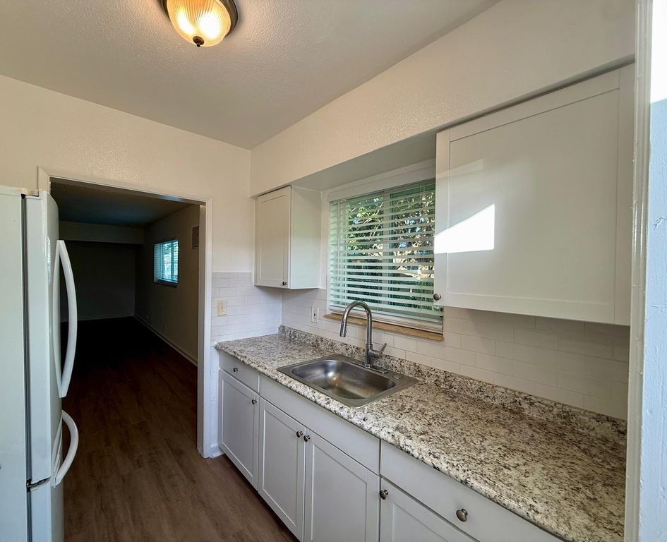 3221 NE 7th Ave APT D, photo 3