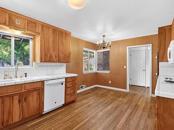 4th image of 817 Hampshire Ct