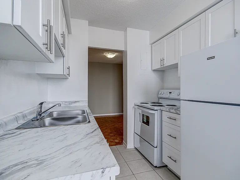 15 Eastbourne Dr — Photo 13