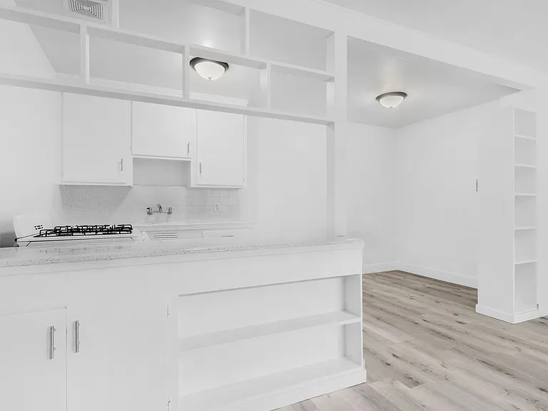 Country Club Apartments — Photo 9