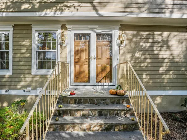28 Primrose Lane, Fairfield, CT 06825