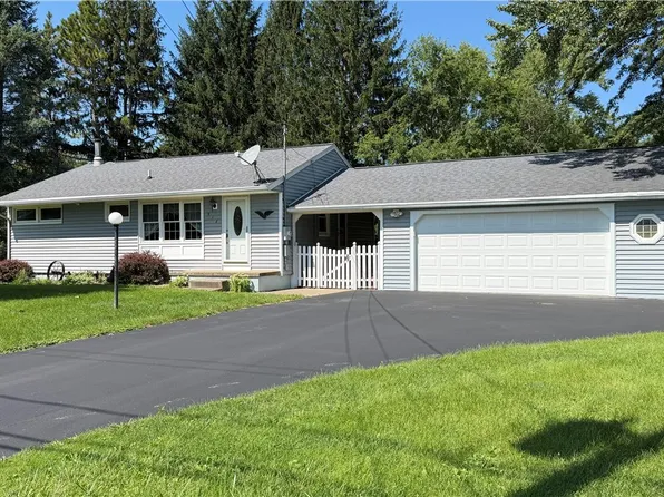 518 Oak St, Youngstown, NY 14174