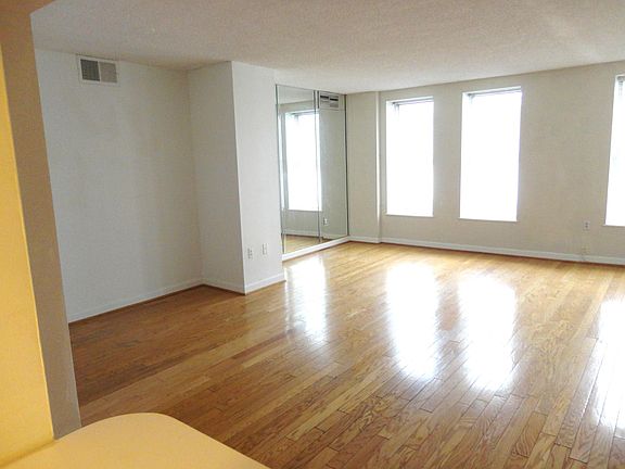 5th image of 601 Pennsylvania Ave NW APT 213