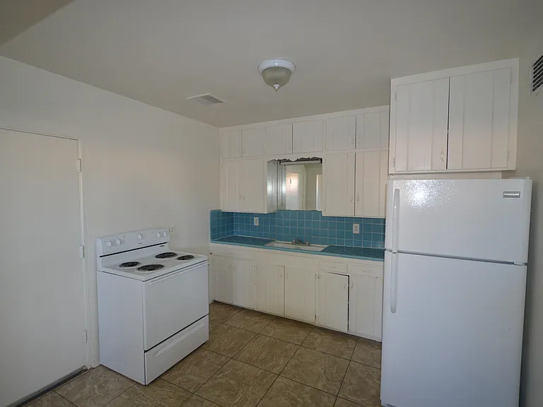 1152 N Santa Rosa Ave — Photo 4