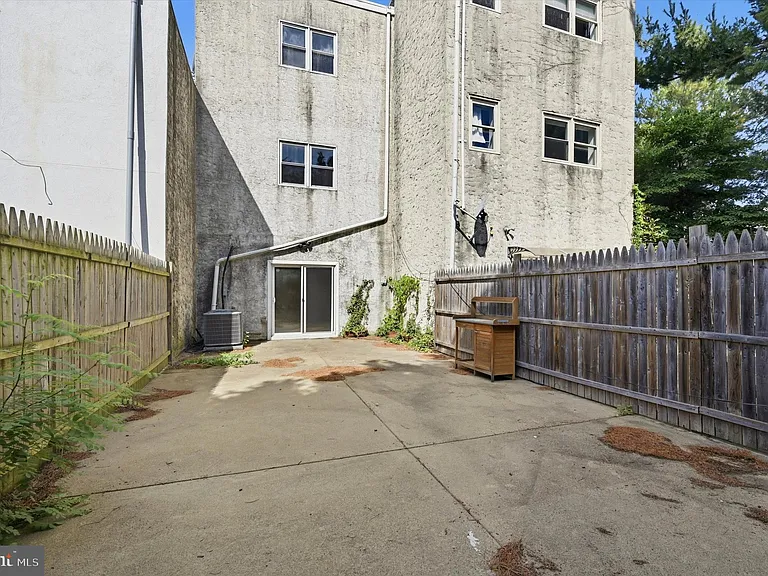 1215 Crease St — Photo 25