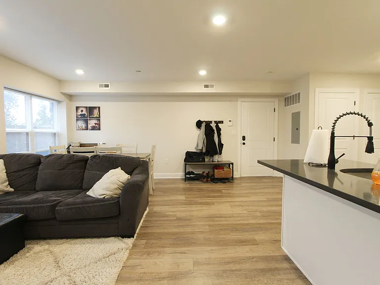 492 Roxborough Ave — Photo 32