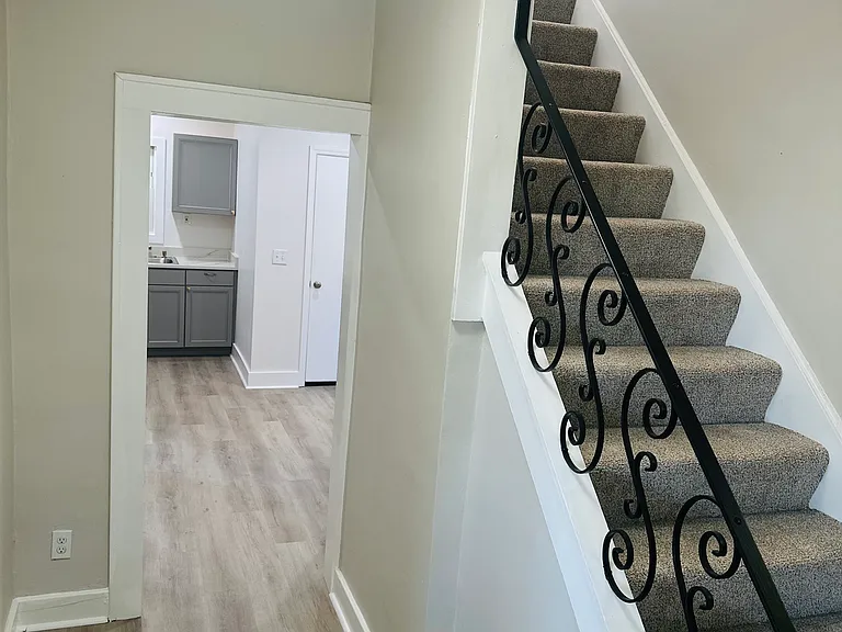 225 Laredo St — Photo 3