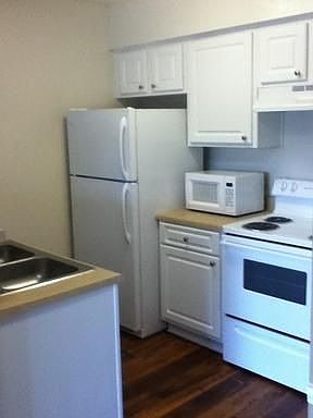 2nd image of 1905 Oak Creek Cir Unit 202