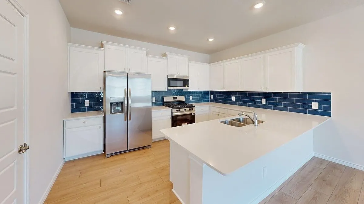 4 bed, 3.0 bath, 1958 sqft, $2,449 — Photo 4