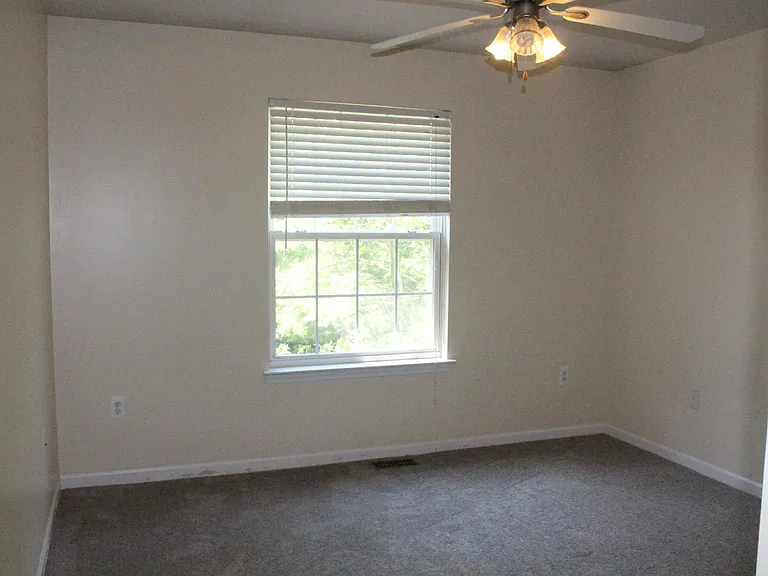 second bedroom with ceiling fan