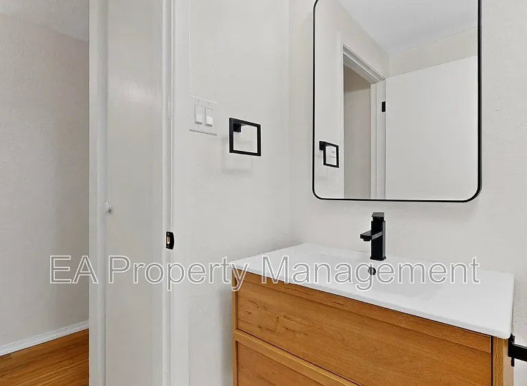 1055 Betts St NE — Photo 23