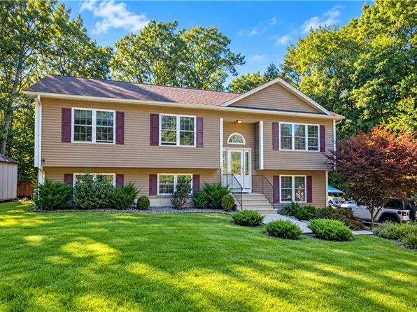 35 Doe Crossing Dr, Pascoag, RI 02859