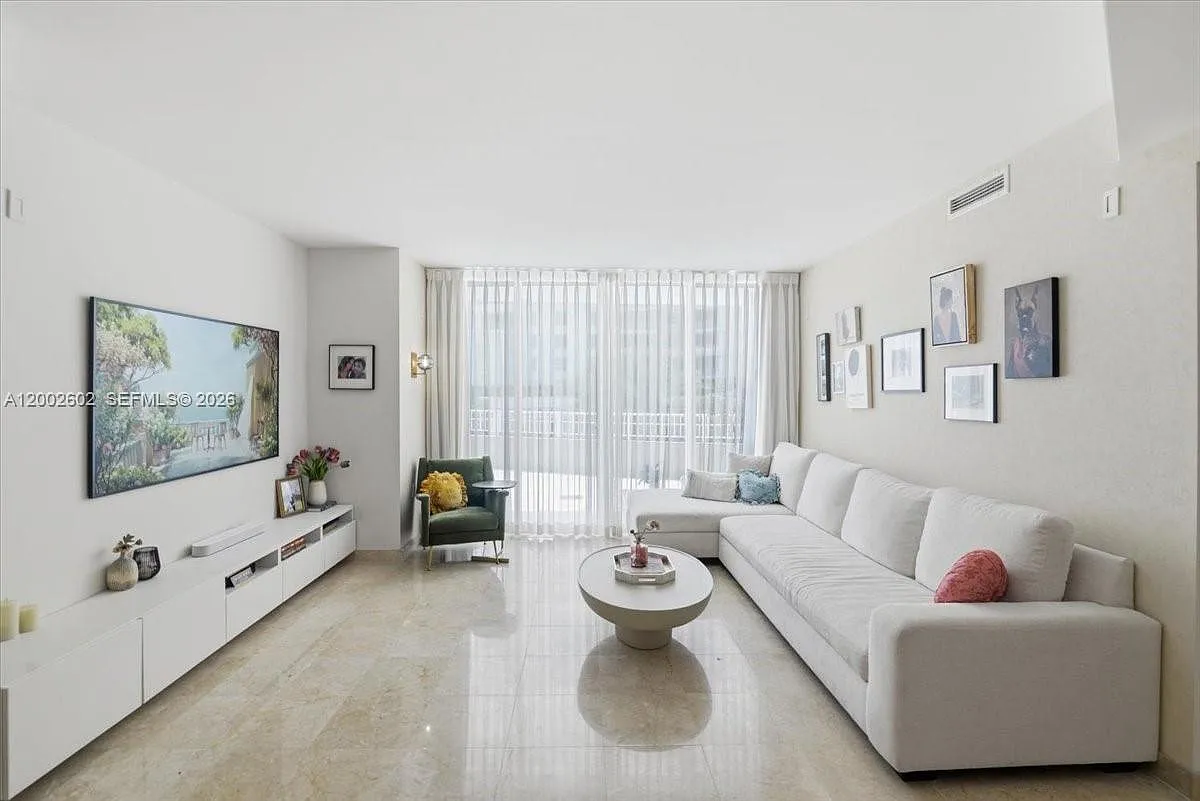 Courts Brickell Key Condo — Photo 3