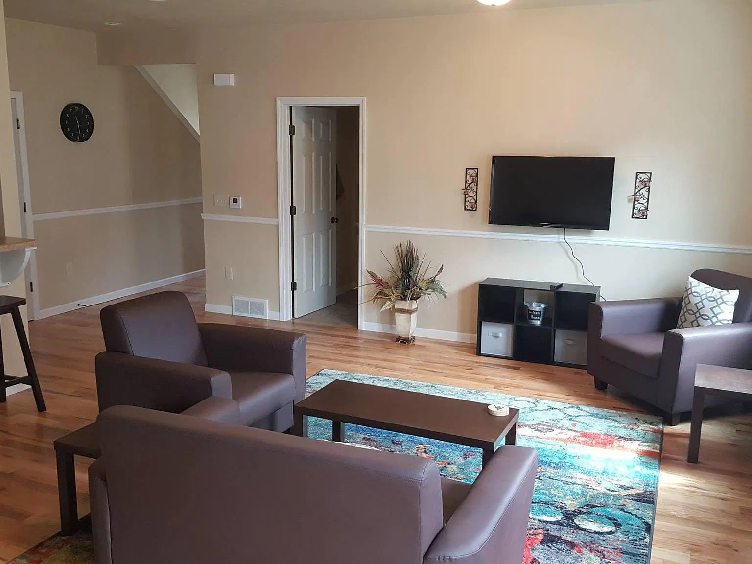 5 bed, 2000 sqft, $3,300 — Photo 2