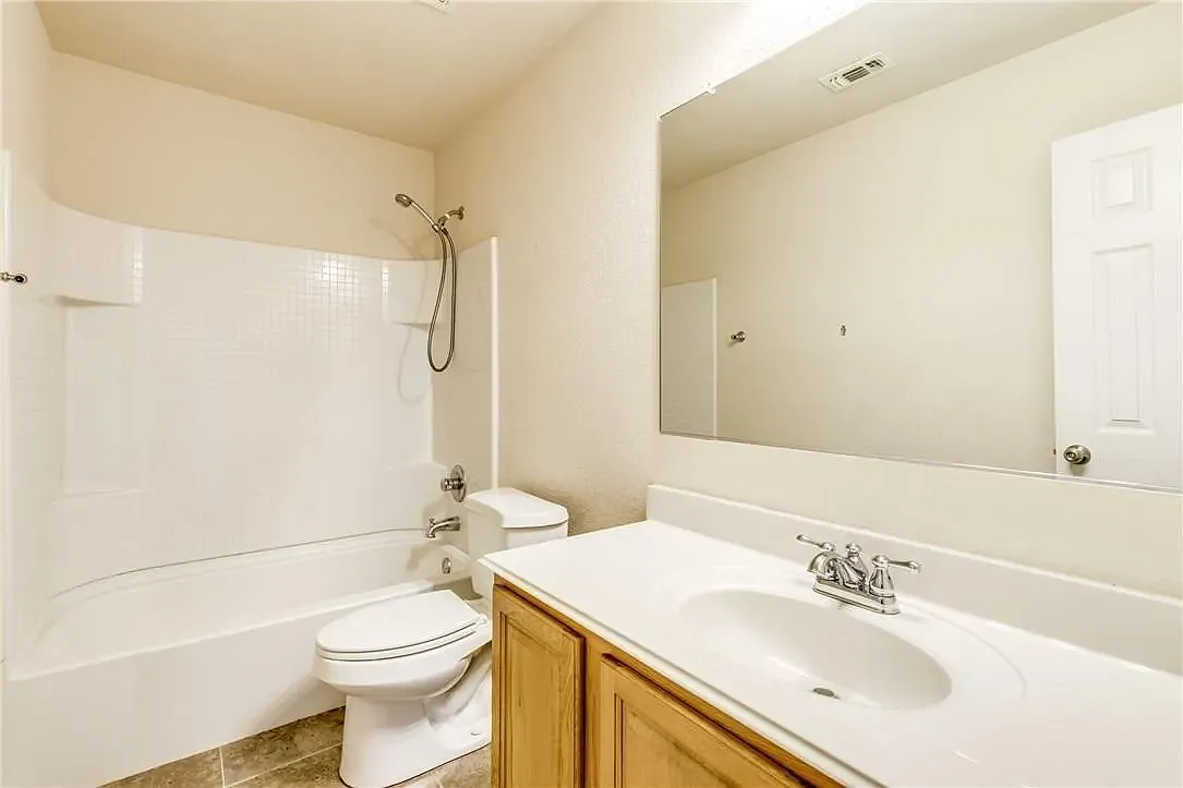 4 bed, 1899 sqft, $2,000 — Photo 3