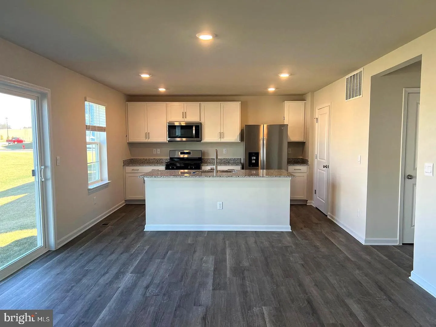 5 bed, 2.5 bath, 2215 sqft, $2,600 — Photo 3