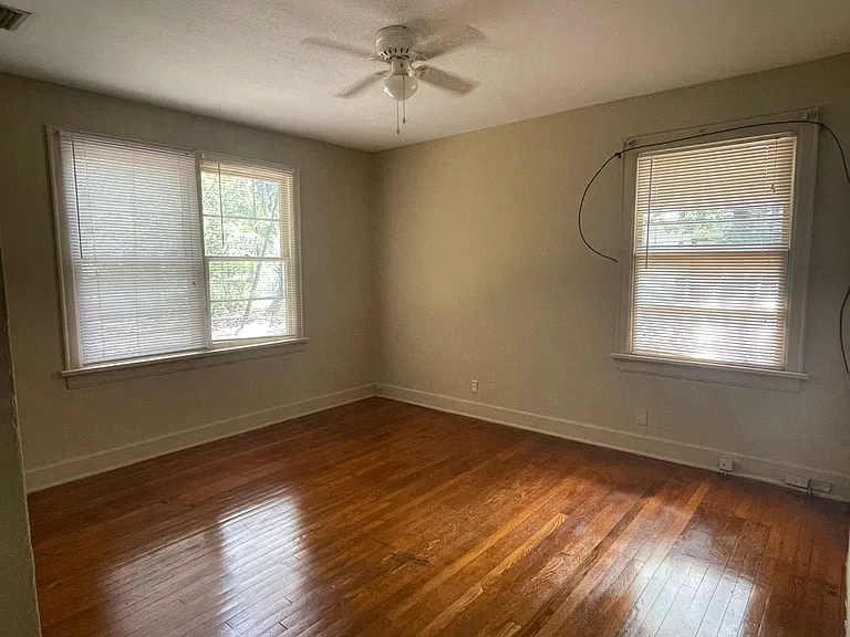 1211 N Oak St — Photo 5