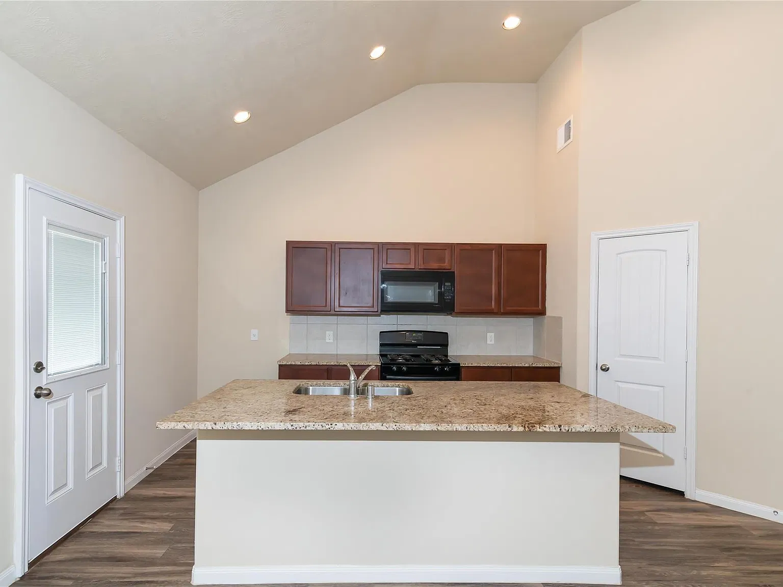 4 bed, 2.5 bath, 2232 sqft, $2,395 — Photo 3