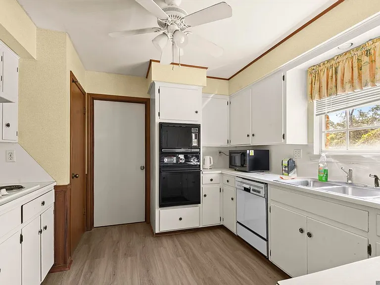 5240 Heritage Dr — Photo 3