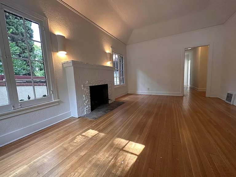 2074 Paramount Dr — Photo 32