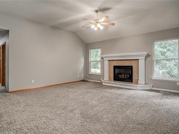 5th image of 1302 SE Eastridge Cir