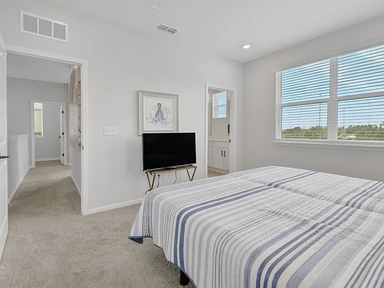1096 Farwell St — Photo 23