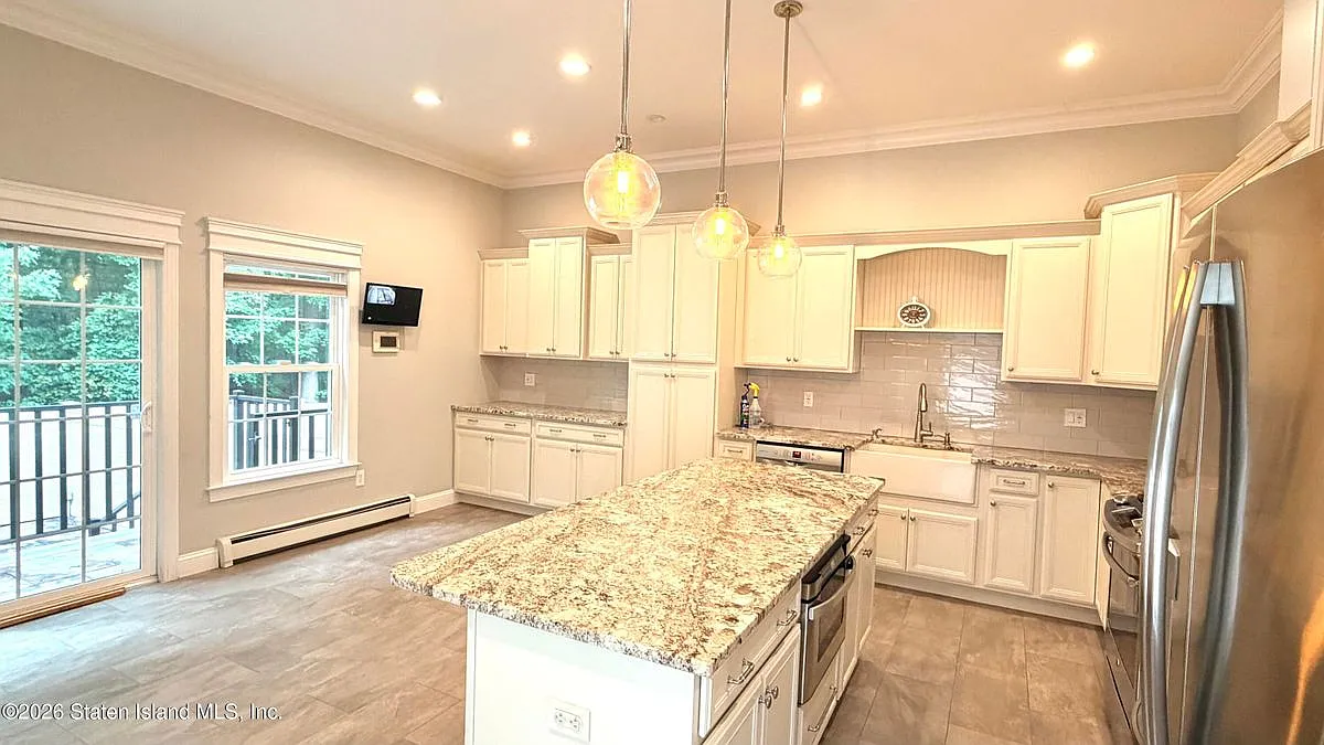 3 bed, 3.0 bath, 2474 sqft, $4,000 — Photo 4