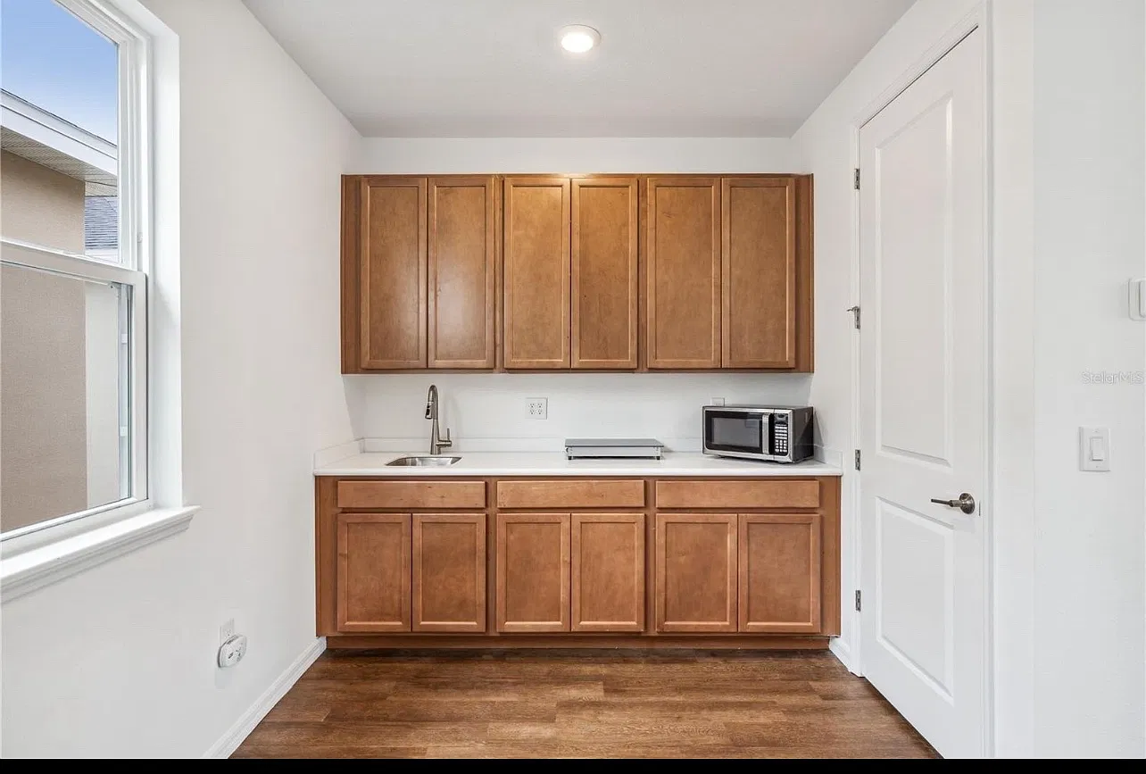 Studio, 600 sqft, $1,200 — Photo 2