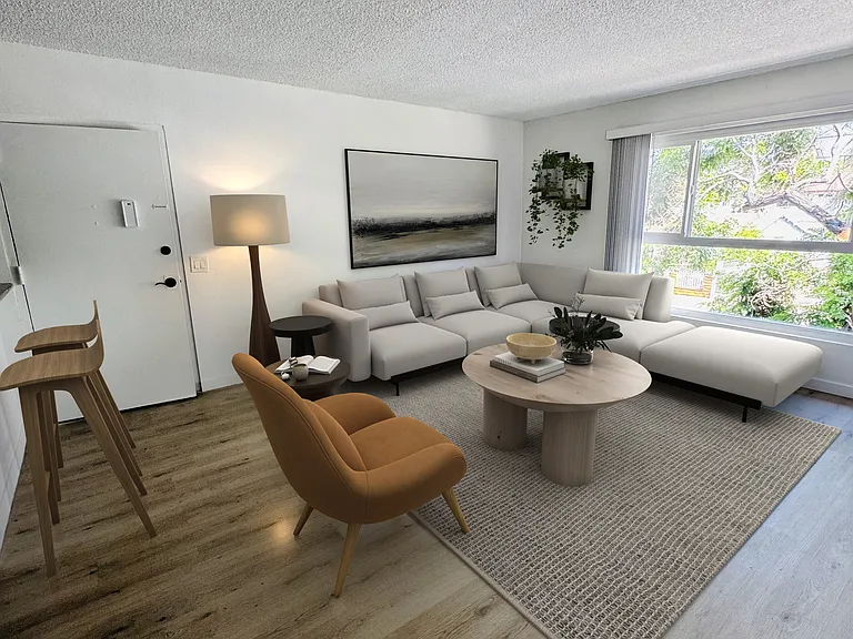 358 Leslie Way #4 — Photo 2