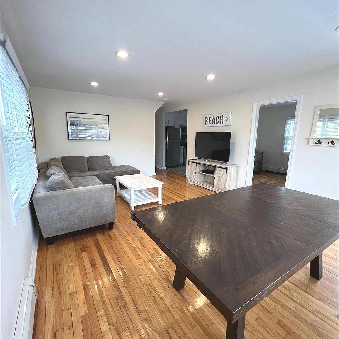 3 bed, 1.0 bath, 1414 sqft, $3,700 — Photo 4