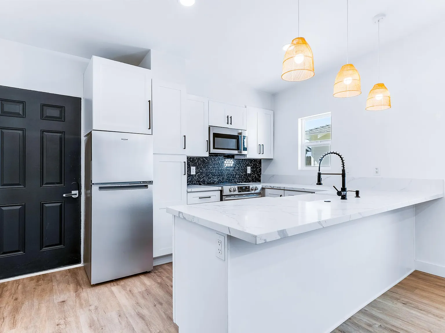 Studio, 520 sqft, $2,500 — Photo 2