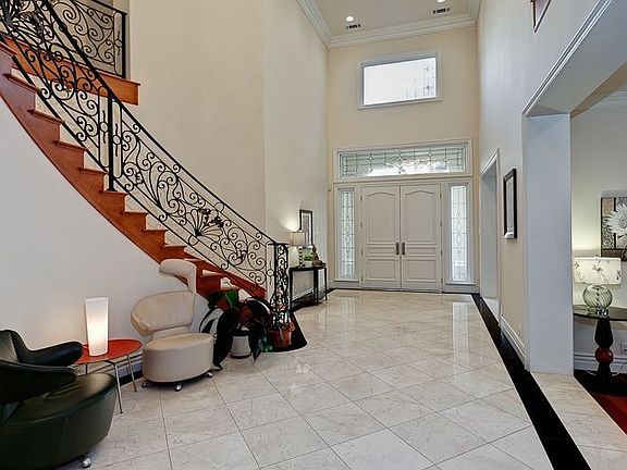 FRONT ENTRY VIEW TO DOOR