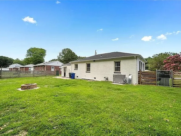 137 Woods Rd — Photo 2