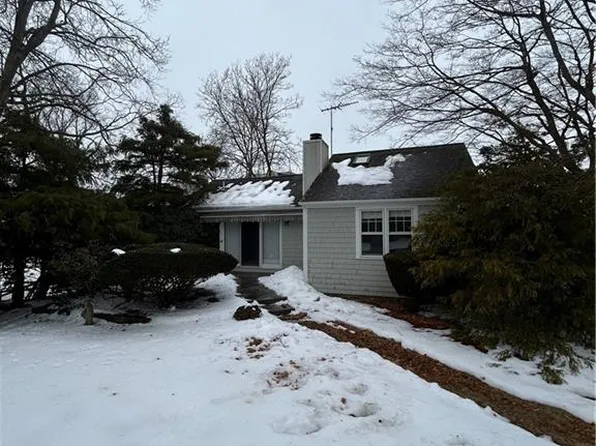 36 Center Ave, Middletown, RI 02842