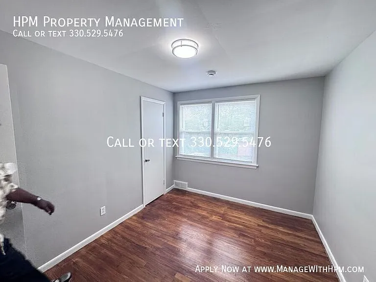 885 S Green Rd #4 — Photo 3