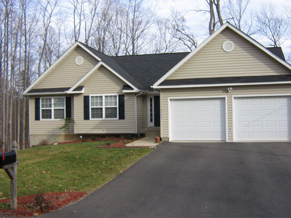 LAKE FRONT, FINISHED BASEMENT