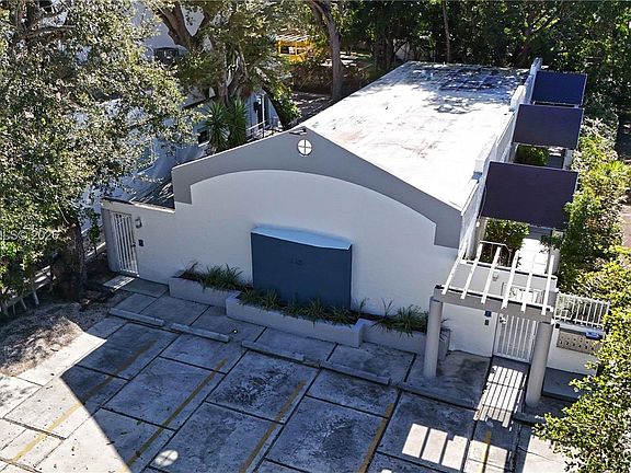 4th image of 2825 SW 3rd Ave