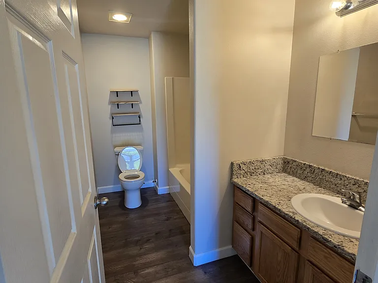 251 Pioneer Dr — Photo 6